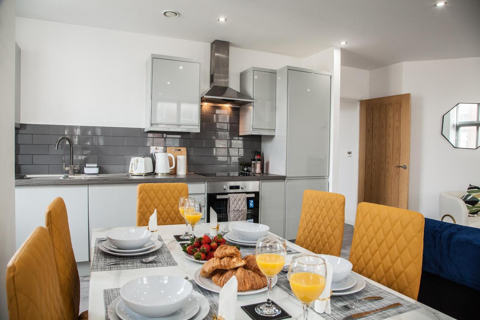 Apartment Cityscape 2-br - Leicester's Premier Urban Retreat *